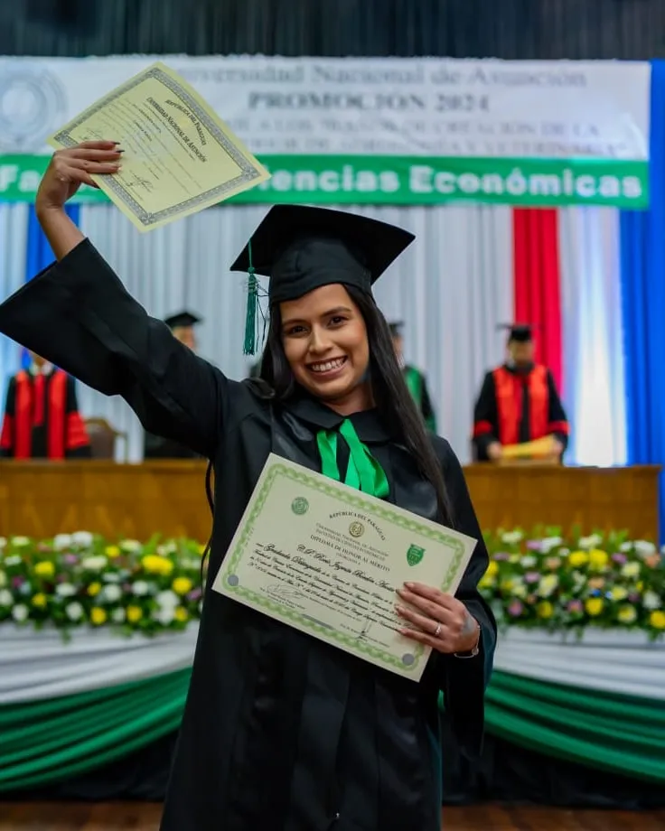 Rocío Bordón, contadora pública, el día de su graduación en la Facultad de Ciencias Económicas de la Universidad Nacional de Asunción.